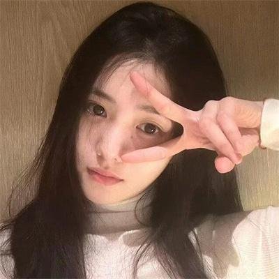 出墙红杏两家春